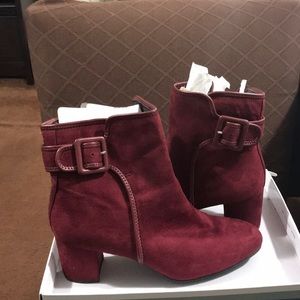 White Mountain red suede boot
